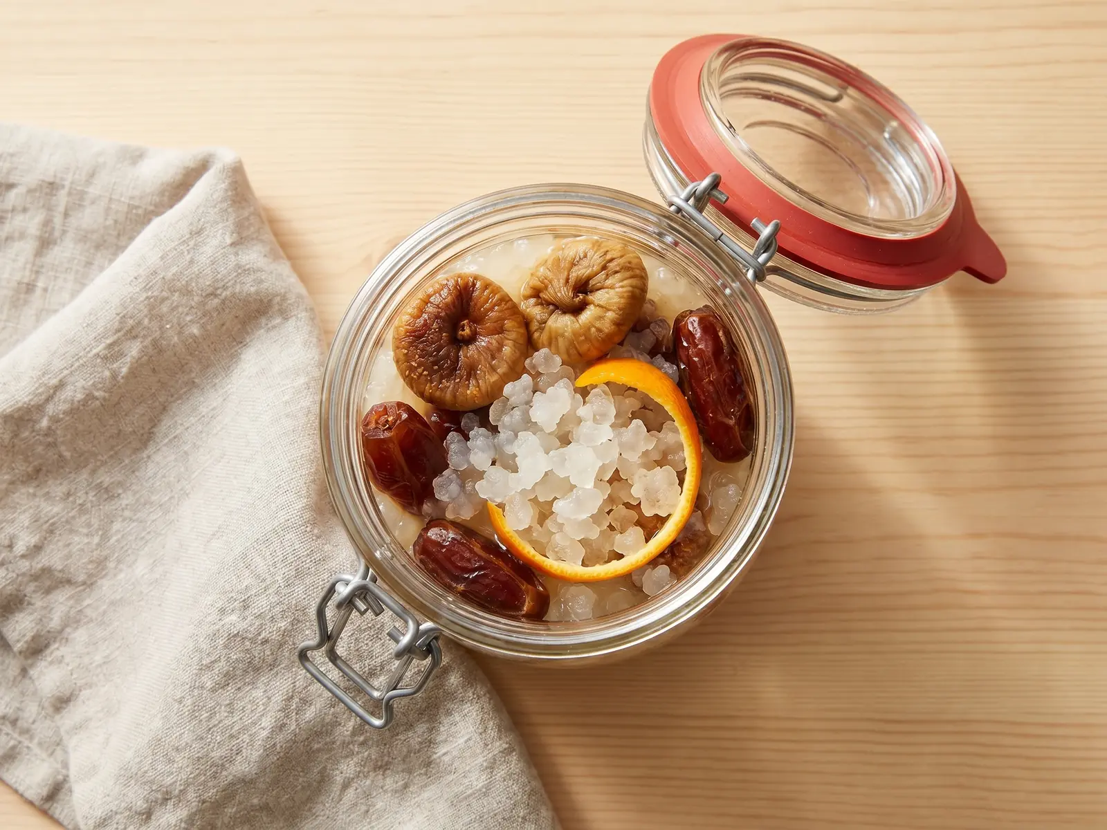 Bocal de k&eacute;fir de fruits en seconde fermentation avec figues, dattes et peau d&rsquo;orange.